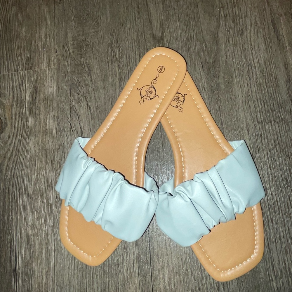 NWOT-Sole Mates sandals